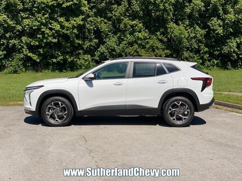 New 2026 Chevrolet Trax LT w/ Sunroof Package FWD image 4