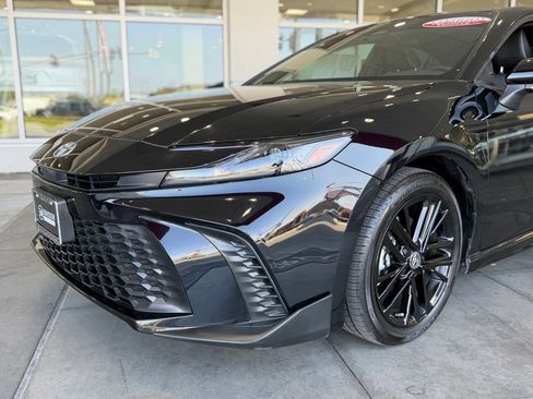 Certified 2025 Toyota Camry SE FWD image 3
