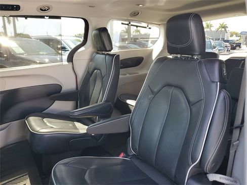 Used 2023 Chrysler Pacifica Limited image 18