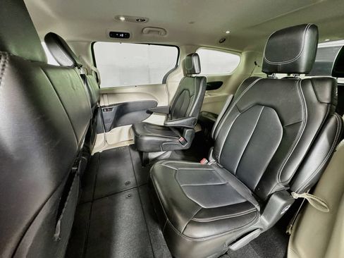 Used 2024 Chrysler Pacifica Touring-L FWD image 24