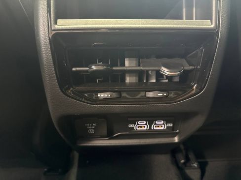 Used 2025 Jeep Grand Cherokee Altitude AWD/4WD image 11