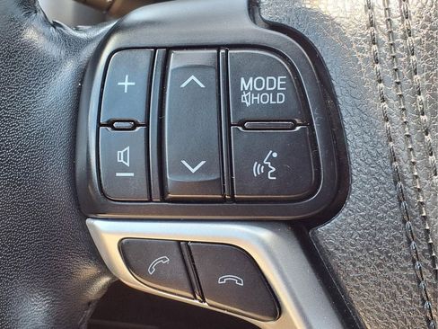 Used 2018 Toyota Highlander XLE AWD/4WD image 24