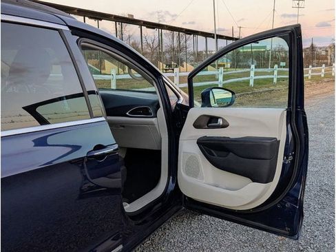 Used 2017 Chrysler Pacifica Touring-L image 11