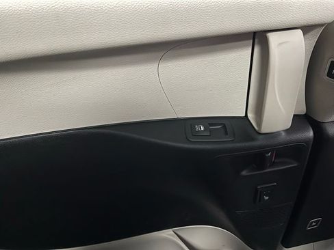Used 2023 Chrysler Pacifica Limited FWD image 40