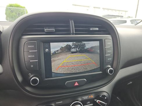 Used 2025 Kia Soul LX w/ LX Technology Package FWD image 24