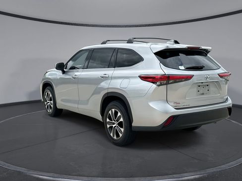 Used 2022 Toyota Highlander XLE FWD image 10