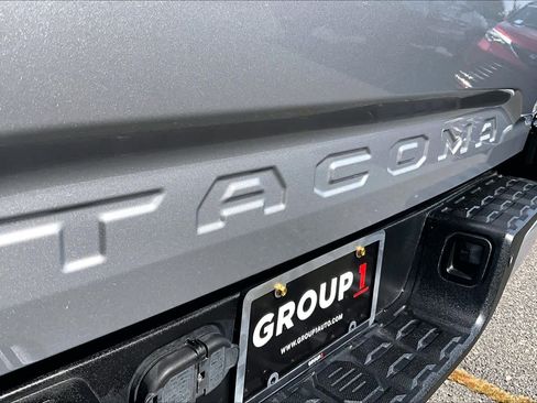Used 2017 Toyota Tacoma TRD Sport w/ Premium & Technology Package AWD/4WD image 9