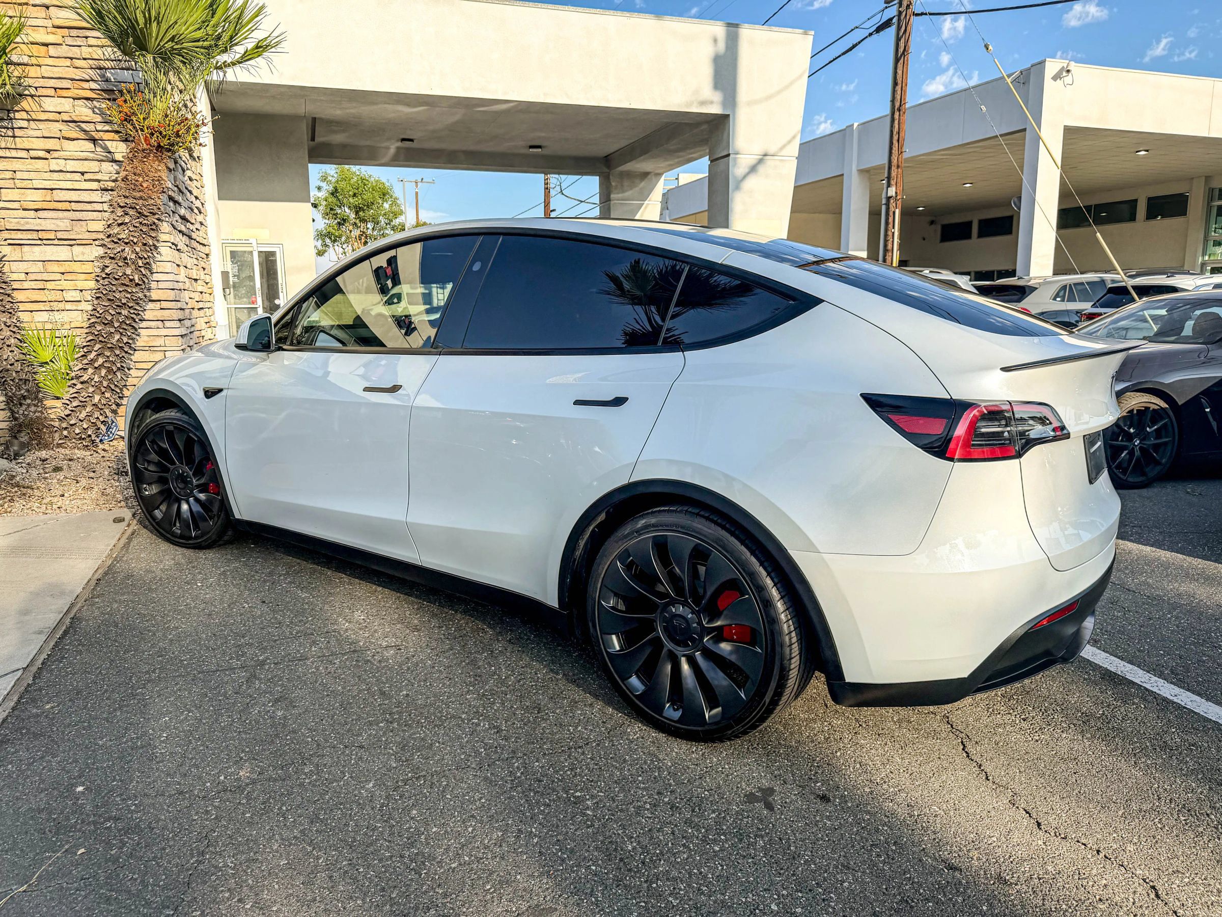 Used 2023 Tesla Model Y Performance AWD/4WD image 3