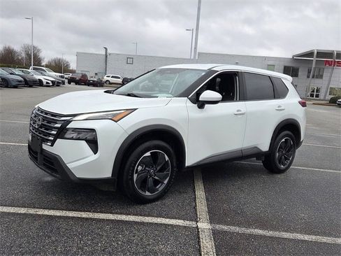 Used 2024 Nissan Rogue SV image 3