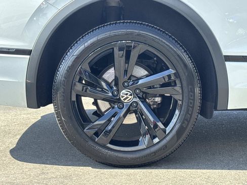 Certified 2023 Volkswagen Tiguan SE R-Line FWD image 33