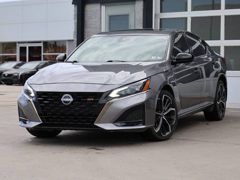 Used 2023 Nissan Altima 2.5 SR w/ SR Premium Package AWD/4WD image 3