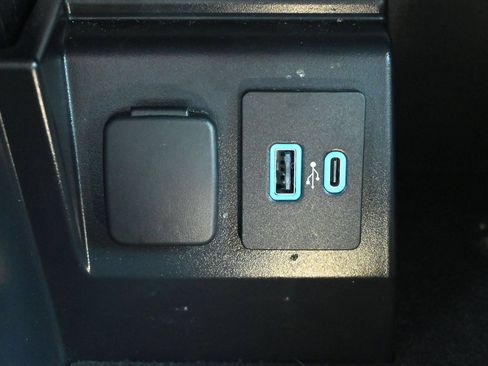 Used 2023 Ford Explorer XLT w/ Equipment Group 202A AWD/4WD image 18