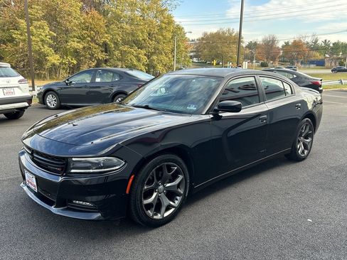 Used 2015 Dodge Charger SXT image 2