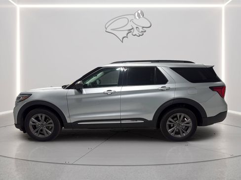 Used 2025 Ford Explorer Active w/ Active Comfort Package AWD/4WD image 2