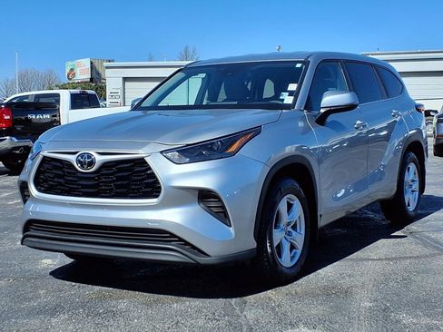 Used 2023 Toyota Highlander L image 2