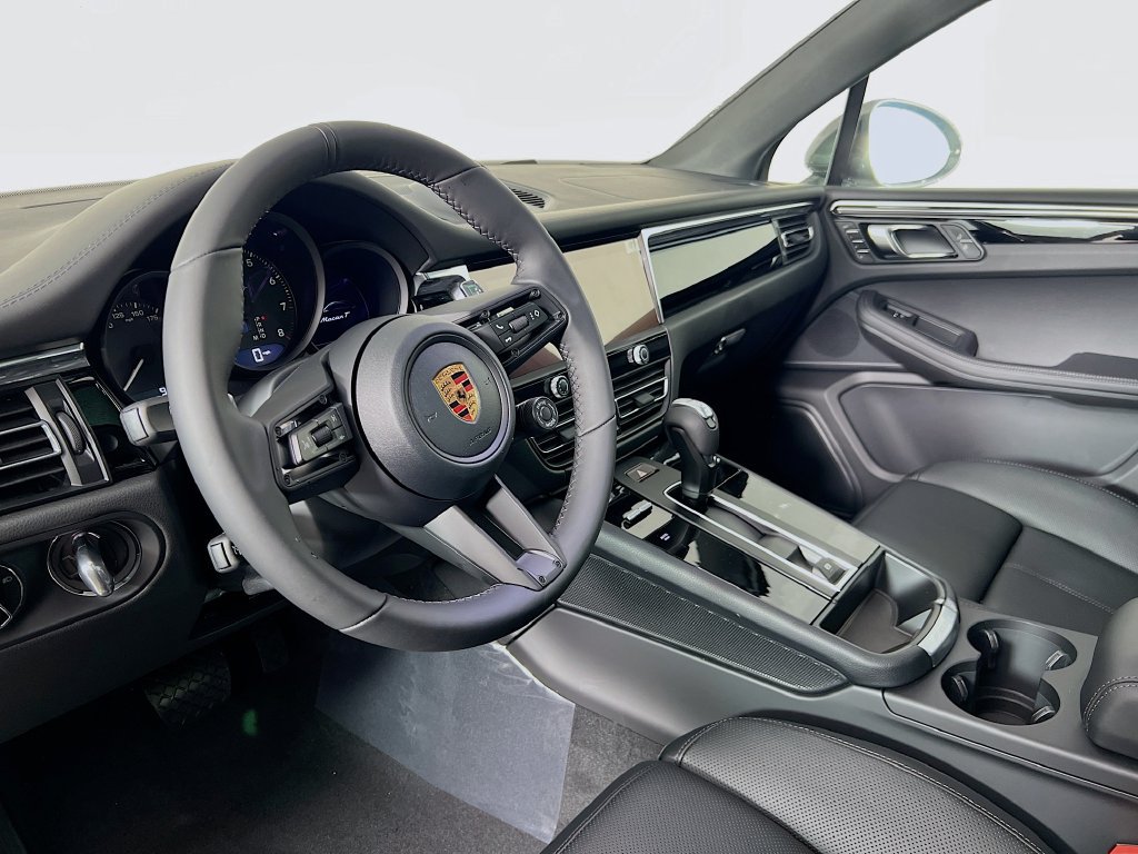 Certified 2026 Porsche Macan AWD/4WD image 4