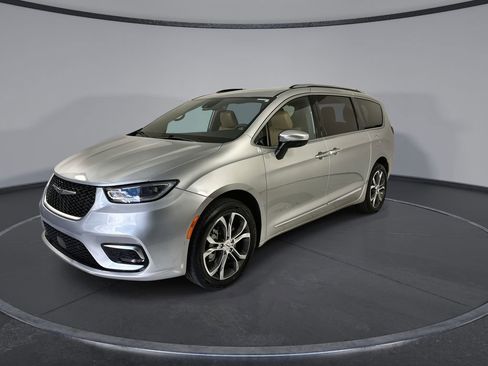 Used 2023 Chrysler Pacifica Pinnacle AWD/4WD image 4