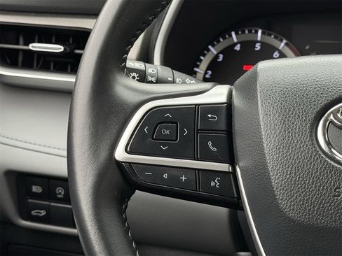 Used 2024 Toyota Highlander XLE image 12