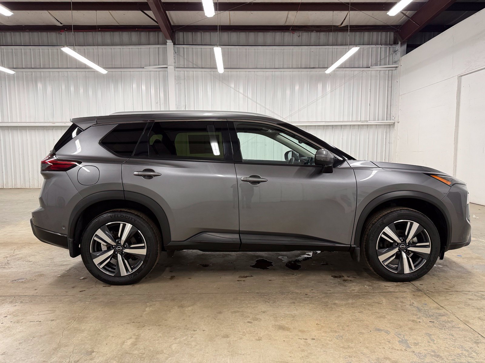 Used 2025 Nissan Rogue SL AWD/4WD image 5