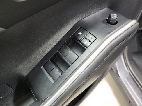 Used 2022 Toyota Highlander XLE AWD/4WD image 27
