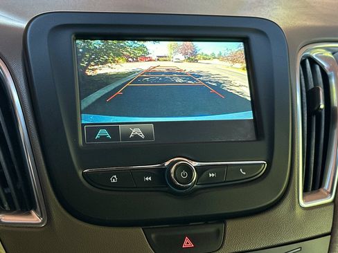 Used 2017 Chevrolet Malibu LT FWD image 18
