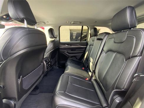 Used 2023 Jeep Grand Cherokee Limited image 11