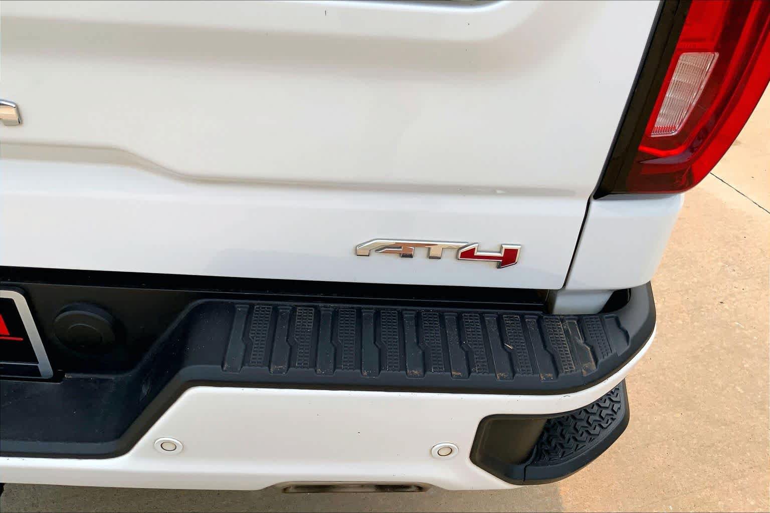 Used 2024 GMC Sierra 1500 AT4 w/ Technology Package AWD/4WD image 9