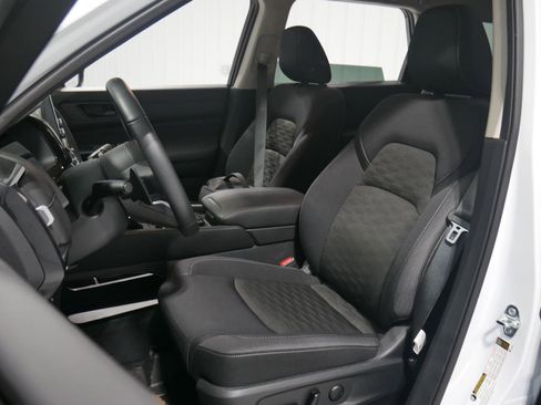 Used 2025 Nissan Pathfinder SV image 10