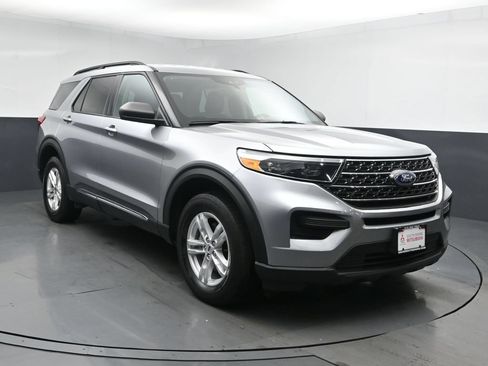 Used 2023 Ford Explorer XLT AWD/4WD image 2