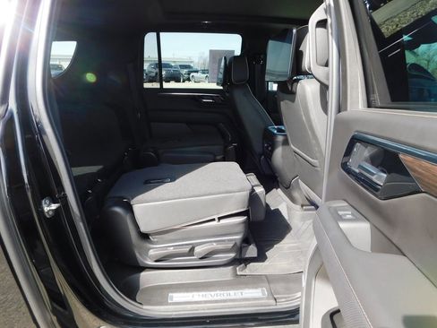 Used 2025 Chevrolet Suburban Premier image 32