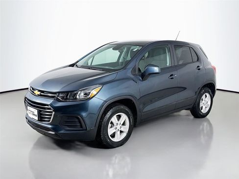 Used 2022 Chevrolet Trax LS w/ Tint and Cruise Package image 5