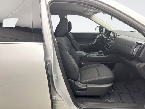 Used 2024 Nissan Pathfinder S image 16