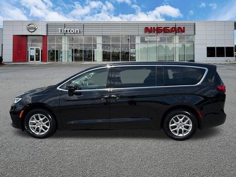 Used 2024 Chrysler Pacifica Touring-L FWD image 4