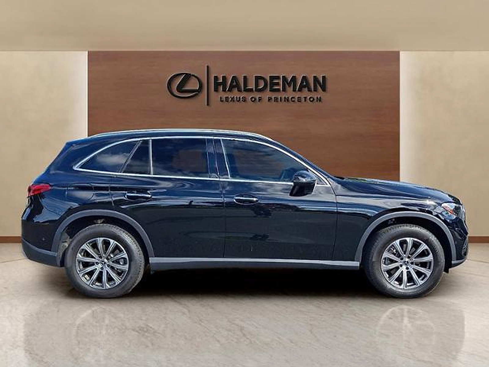 Used 2023 Mercedes-Benz GLC 300 4MATIC image 7
