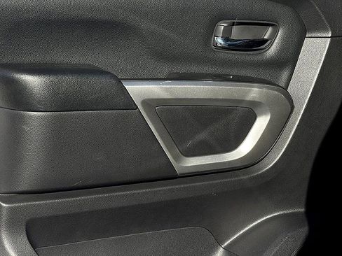 Used 2021 Nissan Titan SV w/ SV Convenience Package image 11