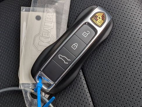 Certified 2025 Porsche Cayenne AWD/4WD image 40
