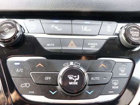 Used 2024 Chrysler Pacifica Touring-L FWD image 42