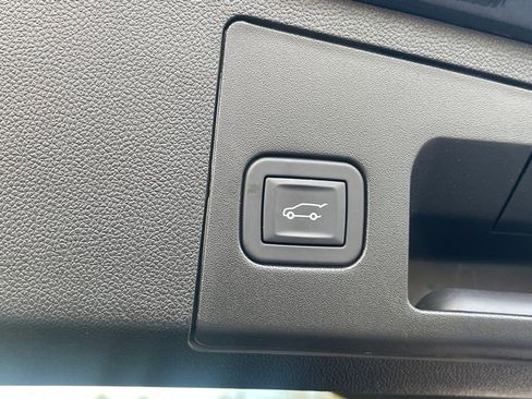 Used 2025 Cadillac XT4 Premium Luxury image 15