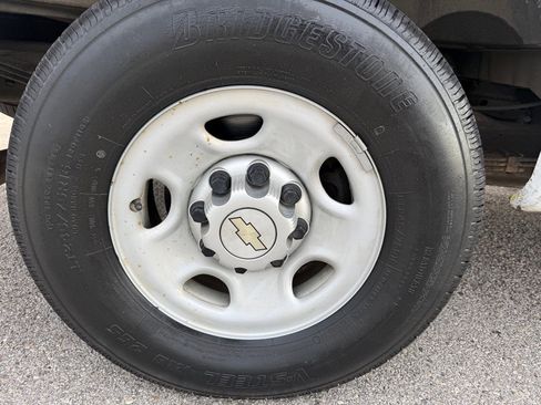 Used 2013 Chevrolet Express 2500 image 17