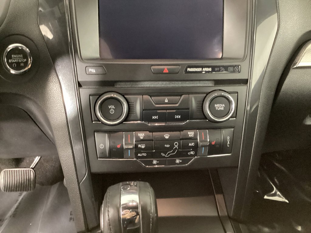 Certified 2018 Ford Explorer XLT w/ Equipment Group 202A AWD/4WD image 18