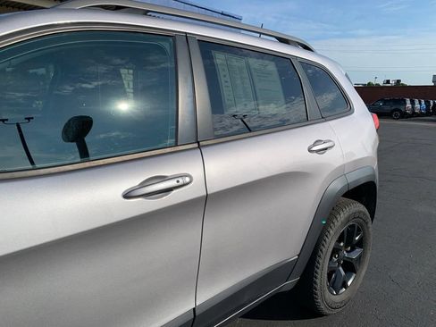Used 2018 Jeep Cherokee Trailhawk AWD/4WD image 11