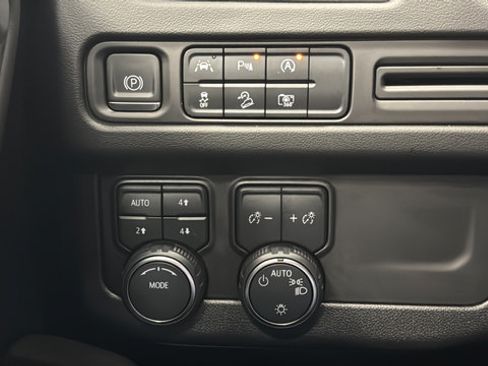 Used 2023 Chevrolet Tahoe Z71 w/ Luxury Package AWD/4WD image 35