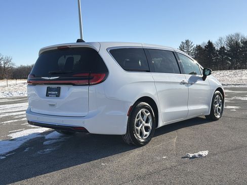 Used 2024 Chrysler Pacifica Limited image 7