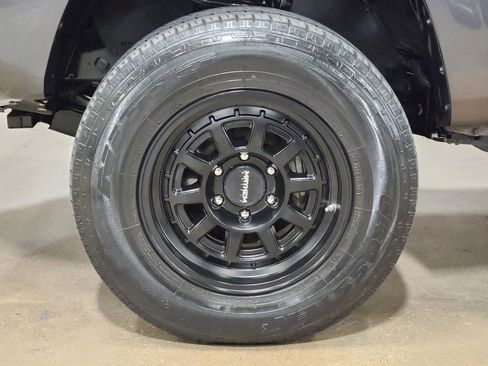 Used 2020 Toyota Tacoma SR5 RWD image 28