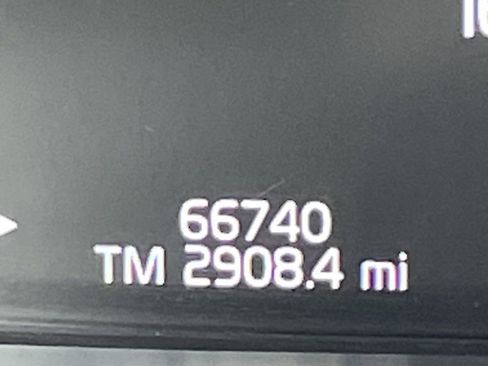 Used 2019 Volvo XC90 T5 Momentum w/ Multimedia Package image 8