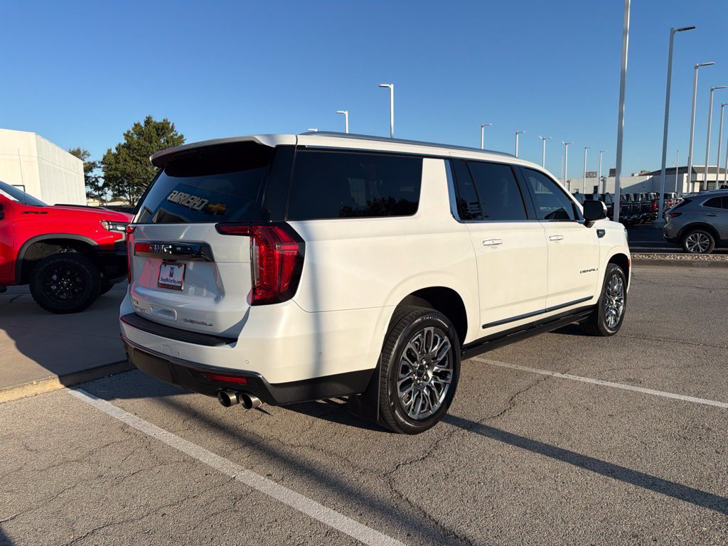 Used 2023 GMC Yukon XL Denali Ultimate AWD/4WD image 2