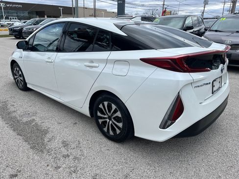 Used 2017 Toyota Prius Prime Premium image 3