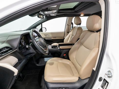 Used 2023 Toyota Sienna XLE FWD image 15