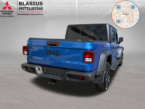 Used 2024 Jeep Gladiator Sport AWD/4WD image 11