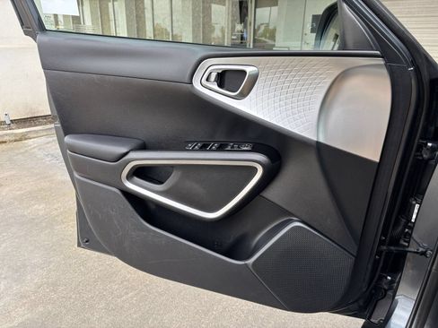 Used 2025 Kia Soul LX w/ LX Technology Package FWD image 18